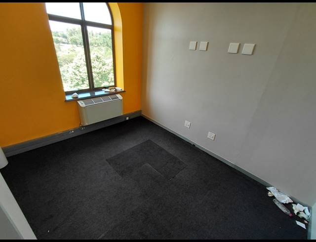 151M² OFFICE TO LET IN MAGALIESSIG